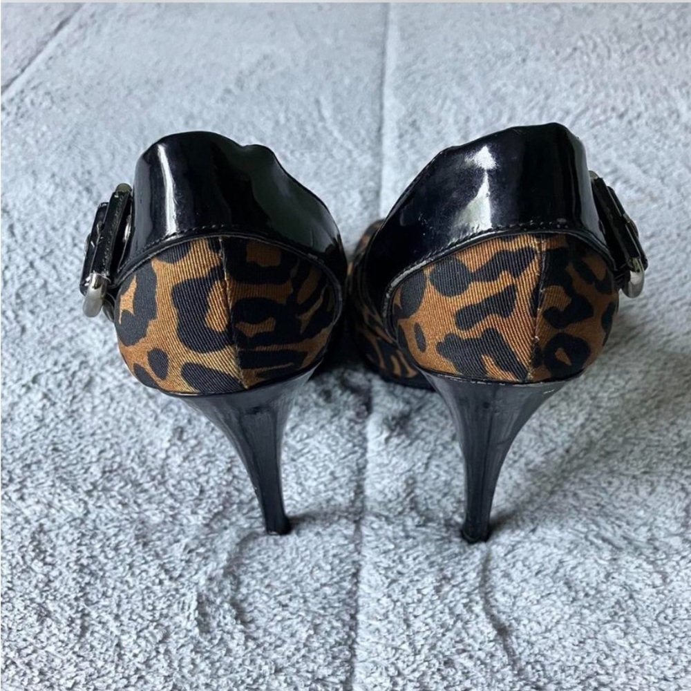 GUESS - Picture 2 of 3